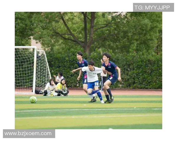 足球明星的儿子热爱篮球运动展现多才多艺的青春风采